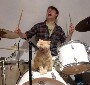 Chat chanteur : un chat hardrocker en train de se decrocher la machoire au micro !