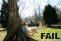 Fail ! Un chien s ecrase contre un arbre en voulant rattraper frisbee