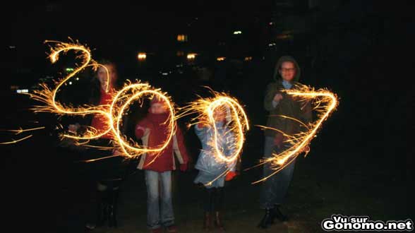 Les enfants de cette famille vous souhaitent une Bonne annee 2007avec un joli feu d artifice