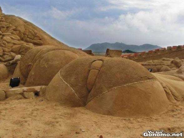 D enormes fesses sculptees dans le sable