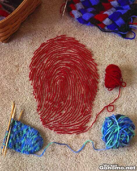 Une tricoteuse tres patiente dessine une empreinte digitale avec sa pelote de laine