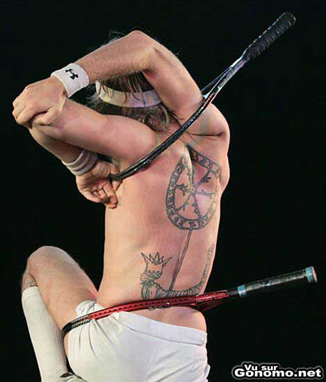 Un contorsionniste qui a trouve une nouveau moyen d utiliser une raquette de tennis