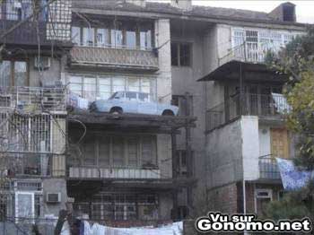 Mais comment il a pu garer sa voiture sur ce balcon ? Intrigant, non ?