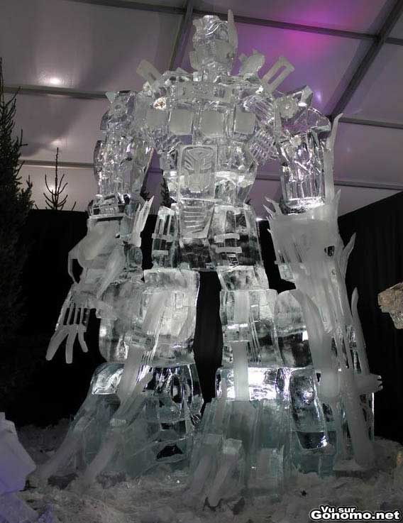 Ice transformer : une belle et enorme sculpture de glace avec ce robot tres realiste