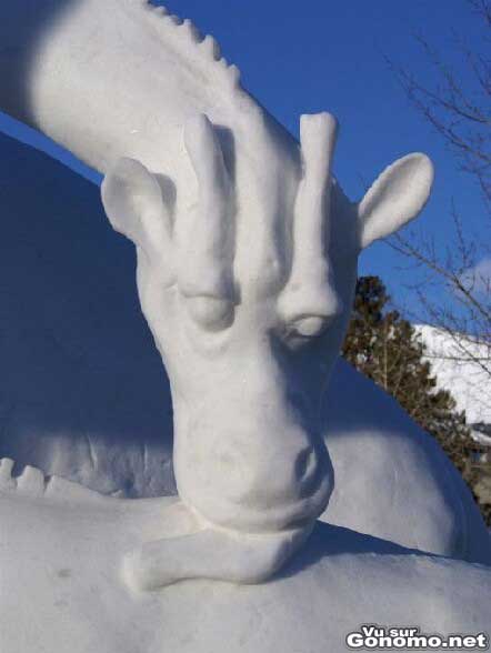 Sculpture sur neige : une girafe sculptee dans la neige