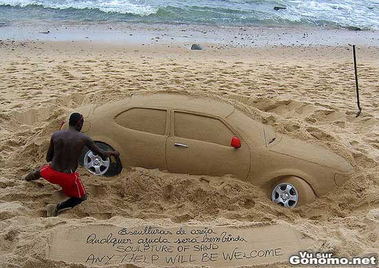 Une voiture sculpte dans le sable