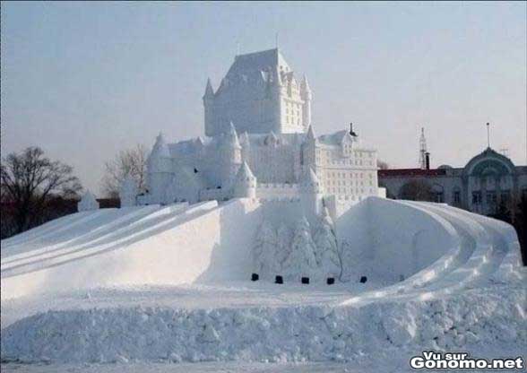 Un chateau sculpte dans la neige. Impressionnant !