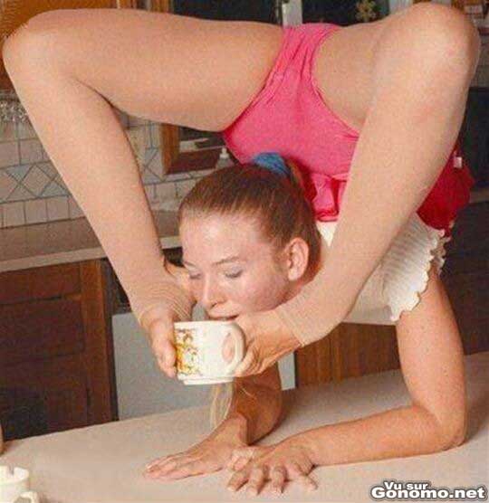 Elle boit son cafe avec ses pieds