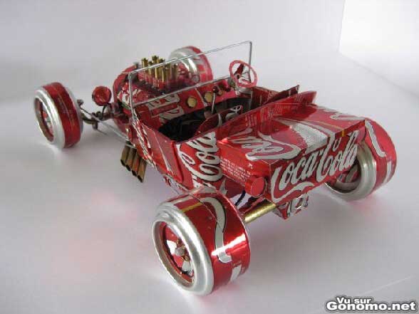 Une petite voiture fabriquee avec des canettes de Coca Cola