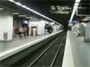 Un mec saute par dessus les rails du metro en faisant un flip ! :o
