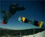 Snowboard tricks : ce snowboarder fait un backflip, lache sa planche et retombe sur une autre :o