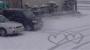 Il fait des coeurs dans la neige avec sa voiture