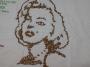 Marilyn Monroe dessinee avec des croquettes
