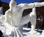 Sculpture de neige : un Spiderman en neige haut de cinq metres