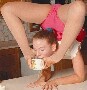 Elle boit son cafe avec ses pieds