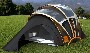 Une tente de camping avec panneaux solaires integres