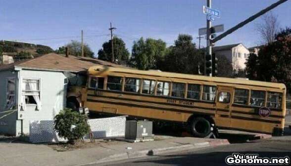 Accident d un bus scolaire americain qui a tire tout droit dans un maison a un carrefour !