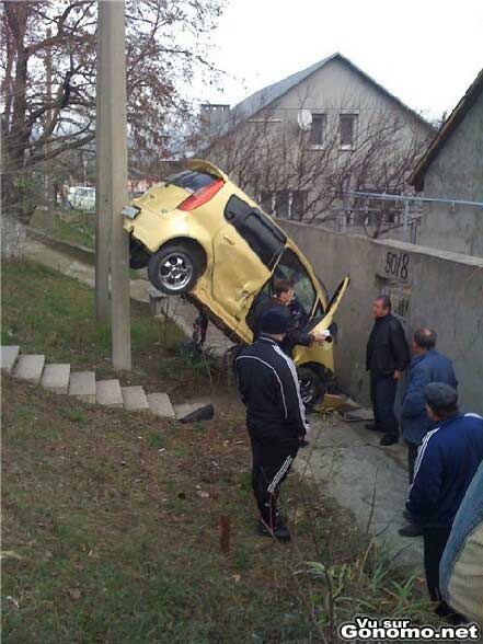 Fallait le faire pour ce planter en voiture de cette facon la !