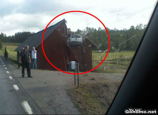 Accident insolite : ce conducteur se souviendra surement longtemps de son accident !