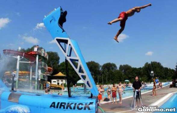 Airkick : une attraction aquatique qui catapulte ses occupants au milieu de la piscine. Cool !
