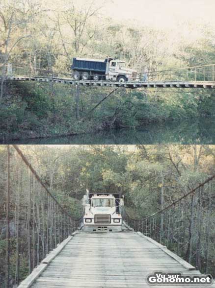 Un camion dans la traversee plutot perilleuse d un pont en bois