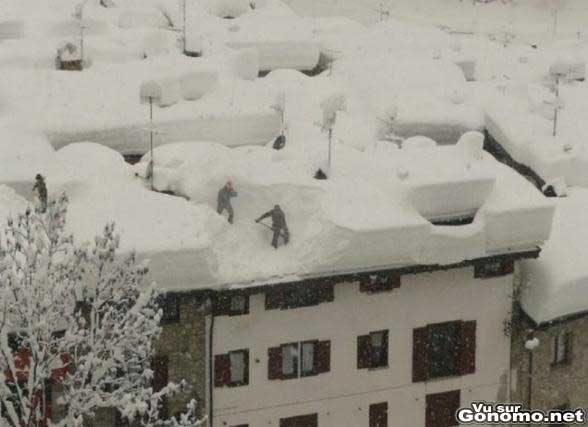 Des metres de neige sur les toits