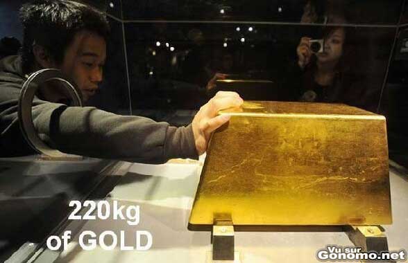 Un gros lingot d or de 220 kg qui coutent plusieur millions de dollars
