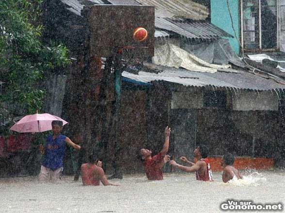Pas facile de jouer au basket avec les inondations
