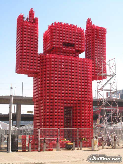 Un geant rouge de 17 metres en Afrique du Sud fabrique avec des caisses de Coca Cola