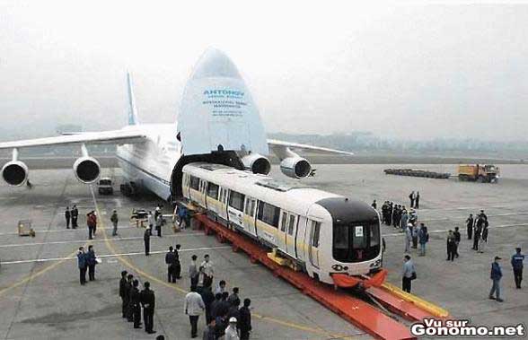 Une rame de tramway transportee par avion :o