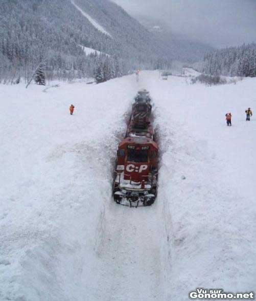 Un train qui circule dans 3 metres de neige