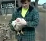 Elle decapite une pauvre poule ! Impressionnant !