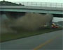 Accident de voiture spectaculaire : sortie de route impressionnante qui se termine contre un pont !