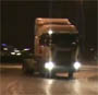 Un routier fait du drift avec son camion autour d un rond point ! :o