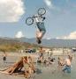 Un back flip en bmx sur la plage qui part va faire mal