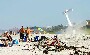 Un crash d avion sur une plage de touristes. Ca c est des vacances ou on ne s ennuit pas !