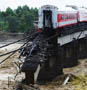 Inondations dans le sud ouest de la Chine : un pont detruit au moment du passage d un train