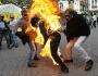 Une femme prend feu en pleine rue ! Hallucinant !