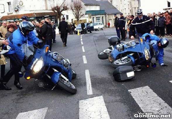 Deux motards de la gendarmerie nationale chutent a moto