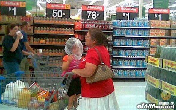 Bravo la maman qui laisse sa fille avec un sac plastique sur la tete ! :s