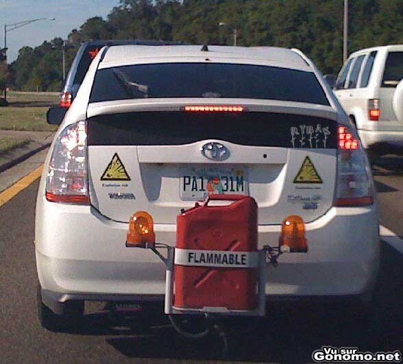 Attention inflammable : quelle bonne idee de mettre un jerrican d essence derriere sa voiture