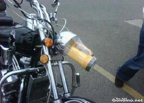 Reparation de fortune : il remplace le feu avant de sa moto avec une lampe de poche