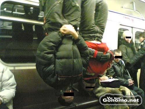 Deux gars qui  font les chauves souris dans le metro