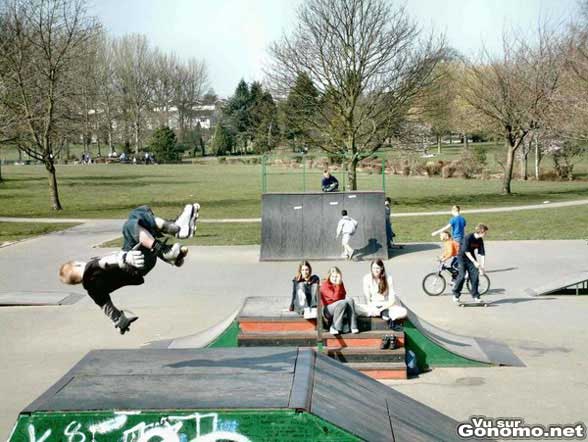 Roller Fail : un gamin dans un skatepark va se vautrer sur le dos