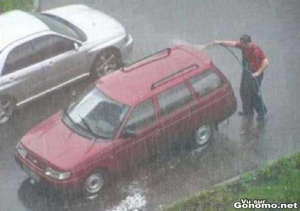 Regis lave sa voiture a grandes eaux ... c est le cas de le dire vu qu il pleut averse :s