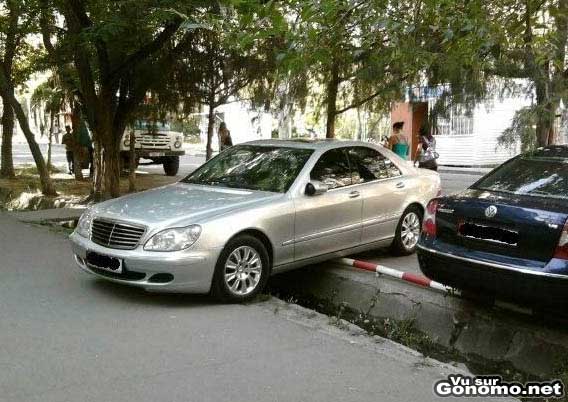 Parking fail : une Mercedes qui va avoir bien du mal a sortir de sa place ...