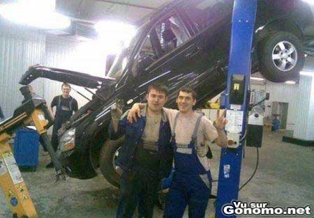 Deux mecaniciens dans un garage tres fiers de leur connerie !