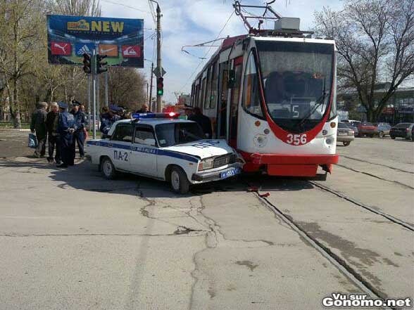 Police fail : une voiture de police se prend un tramway de plein fouet