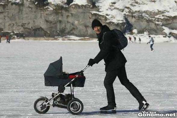 Un peu inconscient de faire du patin avec son bebe sur un lac gele