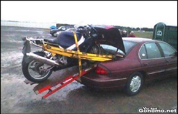 Regis met sa moto dans le coffre de sa voiture ...